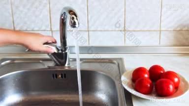 女士用冷水打开水龙头，将红番茄彻底洗净，然后放入盘中
